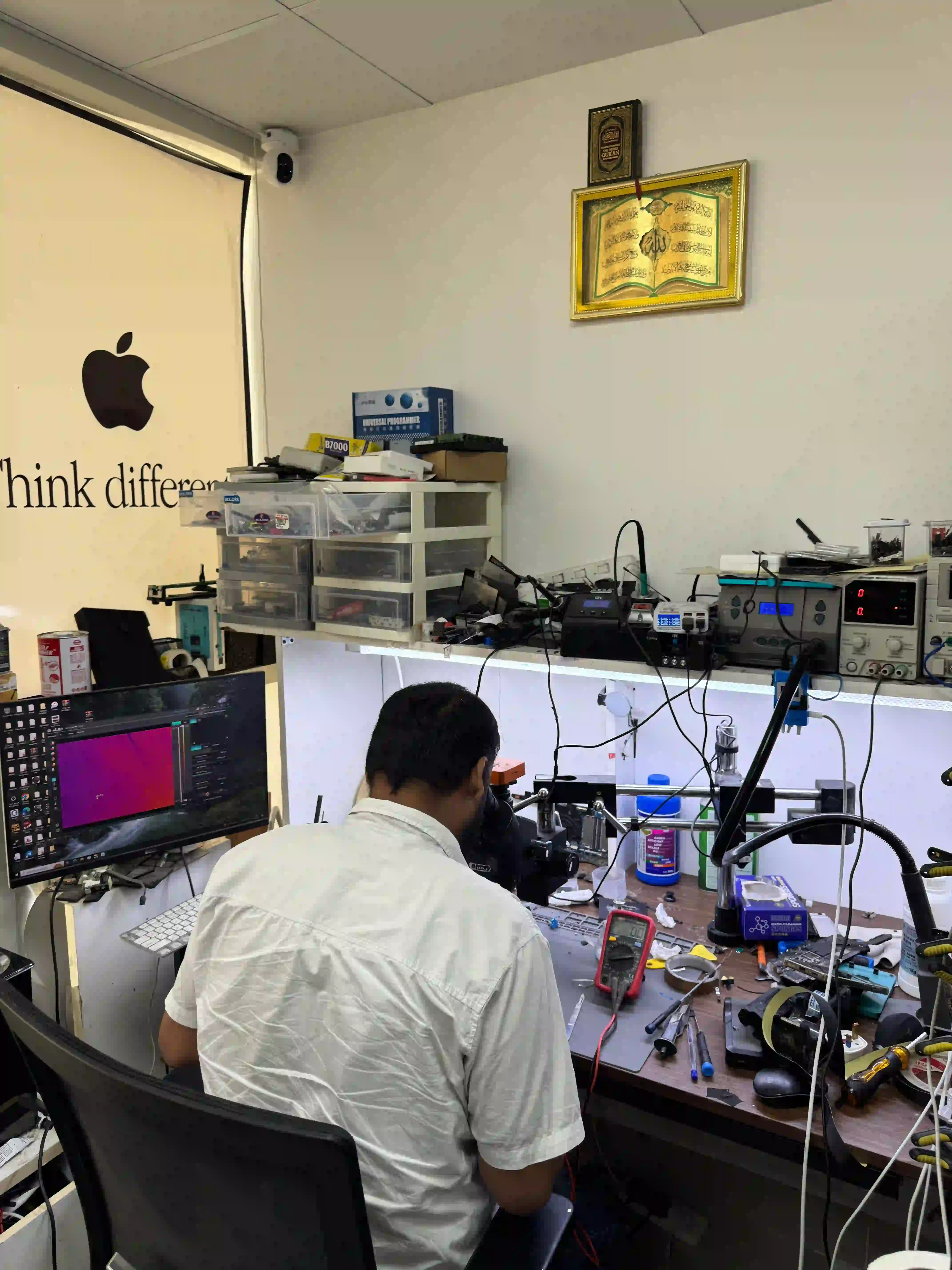 MacTech Pro technician running a free MacBook diagnostic in Dubai Sports City